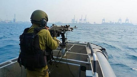 زوارق حربية إسرائيلية تهاجم الصيادين الفلسطينيين في بحر غزة