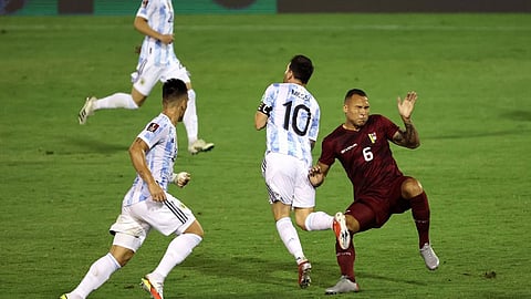 الأرجنتين في ورطة.. إصابة ميسي تُربك حسابات التانجو قبل موقعة البرازيل