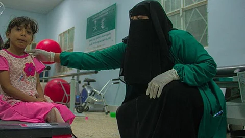 طفلة يمنية تعاني من ضمور الأعصاب تتمكن من المشي بعد 5 سنوات.. ووالدتها تكشف دور مركز الملك سلمان