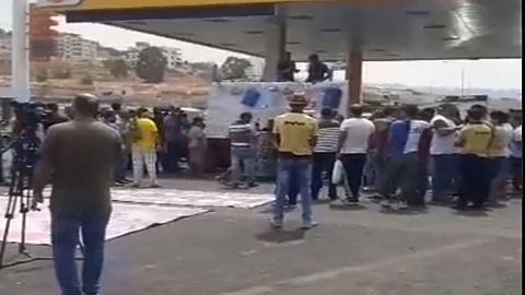 بالفيديو.. صلاة الجمعة في محطة الوقود اعتراضًا على انقطاع المحروقات بلبنان