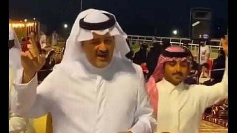 بالفيديو.. الأمير بندر بن خالد الفيصل يشارك برقصة «السامري» في الطائف