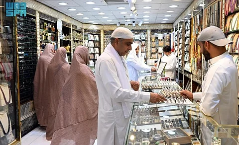 Pilgrims Bid Farewell to Madinah by Buying Gifts and Souvenirs