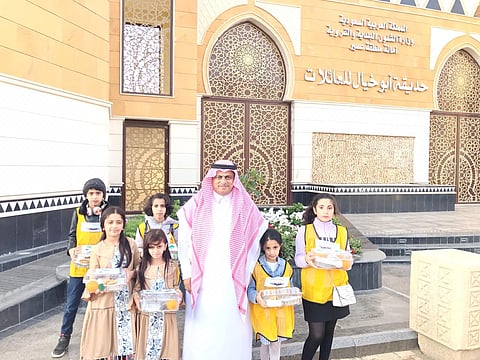 Saudi Arabia’s embassy hands King Salman’s Iftar meals and dates to the Syrian Refugees in Jordan
