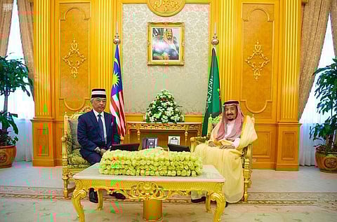 King Salman meets King of Malaysia in Saudi Arabia