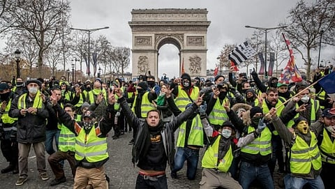 French police break up 'yellow vest' and 'black bloc' protests in Paris