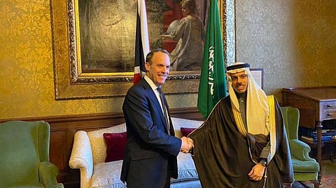 Prince Faisal bin Farhan (R) meets with his British counterpart in London. (SPA)