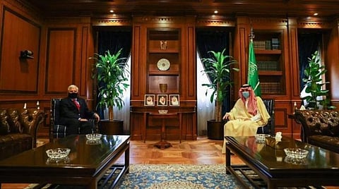 Saudi Minister of State for Foreign Affairs Adel Al-Jubeir discussed with US Ambassador to Riyadh John Abizaid on Sunday efforts exerted by the two states in confronting the COVID-19 pandemic’s repercussions.
During the meeting at Jubeir’s office, “they discussed bilateral relations, regional and international issues of common interest, and efforts exerted by the two countries to confront the impact of the coronavirus pandemic,” the Saudi Press Agency reported.
Also Sunday, Jubeir held a virtual meeting with European Union ambassadors, SPA said.
During the meeting, they reviewed aspects of cooperation between the Kingdom and the EU, it said.
They also discussed the latest developments in the region as well as regional and international issues of common interest, including efforts to confront the pandemic, the news agency added.