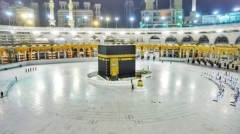 (FILES) In this file photo taken on April 27, 2020, worshippers perform Isha prayer while keeping distance between them next to the Kaaba in Mecca's Grand Mosque, Islam's holiest site. - Saudi Arabia announced it would hold a "very limited" hajj this year owing to the coronavirus pandemic, with pilgrims already in the kingdom allowed to take part. © AFP/STR