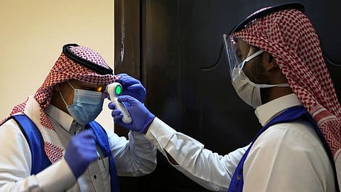 A supervisor checks the temperature of another volunteer in Riyadh. (File photo: Reuters)