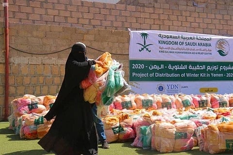 KSRelief gives out cartons of dates, winter bags to the needy in Yemen