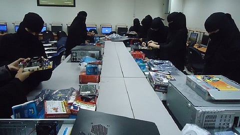HRDF: Monthly support of SR800-1100 for female employees