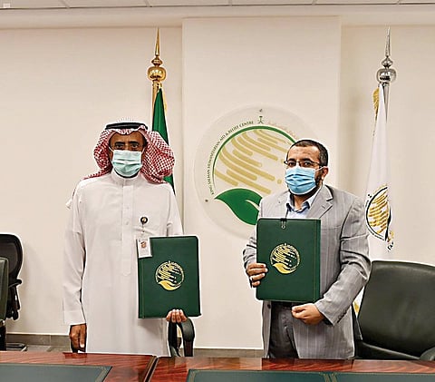 Representatives of KSrelief and Taybah Foundation have signed five agreements on Friday, (SPA)