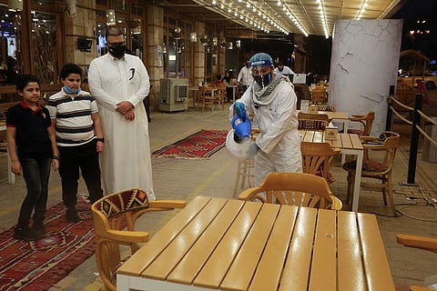 Mechanism to prevent customers from crowding in restaurants and cafes