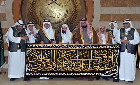 Makkah Governor Region Hands over Kiswa to Senior Caretaker of Kaaba