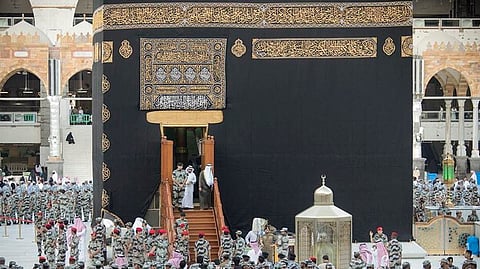 Makkah Gov. Prince Khalid washes Holy Kaaba