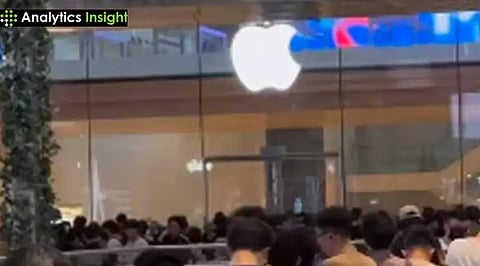 मलेशिया में Apple iPhone के फैंस, नए स्टोर के बाहर घंटों तक लाइन में खड़े रहे लोग