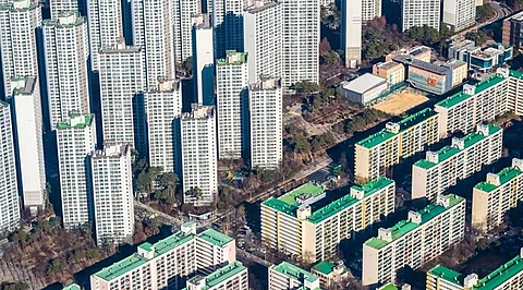 Hong Kong Abolishes Property Curbs in Bid to Revive Housing Sector, Economy