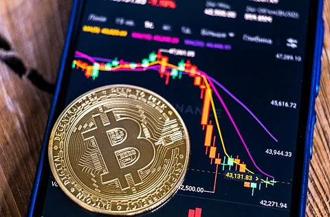 Markus Thielen Sees Bitcoin Hitting $70K by 2024 Wrap-Up; Eos and Rising AI Altcoin Present Fresh Investment Avenues