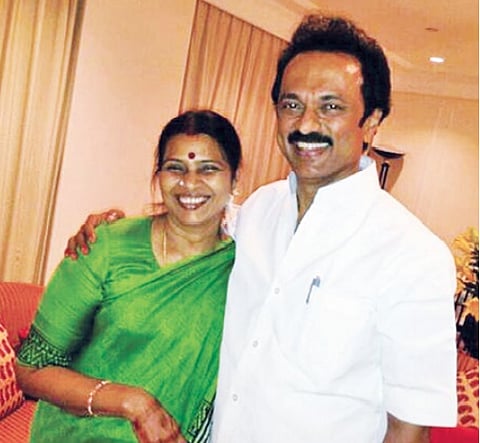 மு. க. ஸ்டாலினுடன் மனைவி துர்கா ஸ்டாலின்