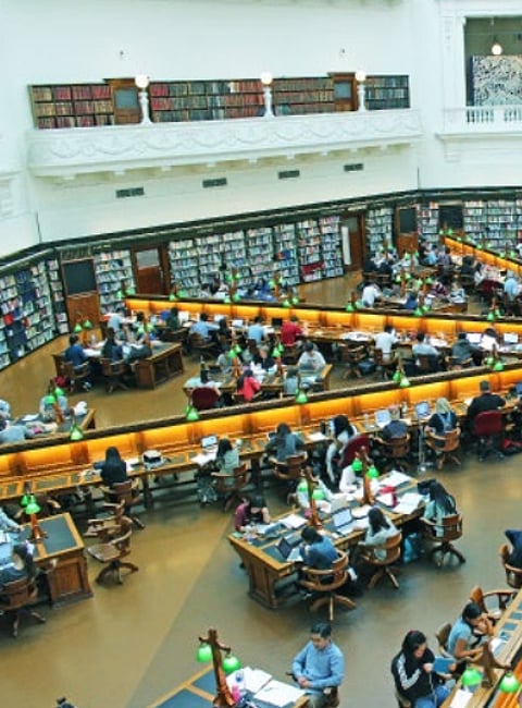 எழுத்தாளர்களை சிம்மாசனத்தில் அமர்த்தி அழகு பார்க்க...