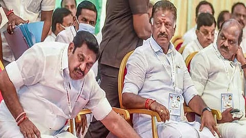 பன்னீரின் புன்னகையும் எடப்பாடியின் கடுகடுப்பும்