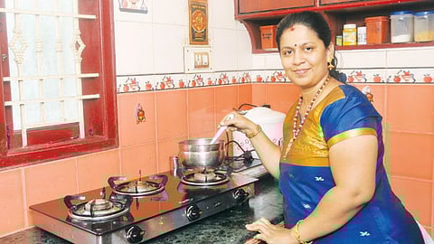 அலமாரிக்குள் அம்மி