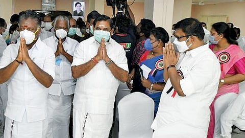 முட்டிக்கொள்ளும் சசிகலாவின் முன்னாள் சகாக்கள்!