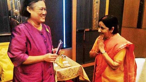 சமஸ்கிருத அறிஞரான தாய்லாந்து இளவரசியுடன் இந்திய வெளியுறவு அமைச்சர் சுஷ்மா ஸ்வராஜ்
