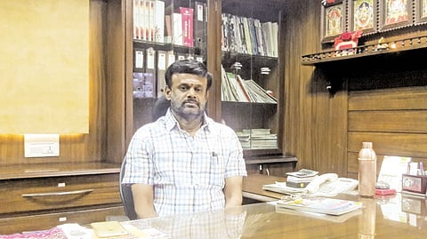 போட்டியாளர்களை வணங்க வேண்டும்