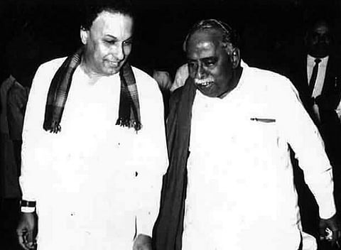 குடும்பமே, சற்று விலகி இரு என்றார்கள்!