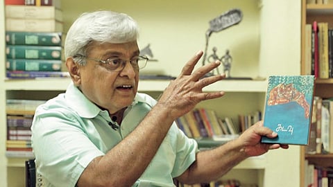 “சிறு பிழை வந்தாலும் அப்படியே அச்சிட்ட மொத்த புத்தகத்தையும் பேப்பர் கடையில் தூக்கிப் போட்டுவிடுவார்!”