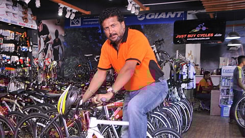 மிதித்து வாங்கவேண்டும்!