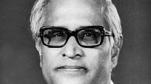 கிழவர்கள் திருந்தமாட்டார்கள் என்பதால், இளைஞர்கள் கைவிட மாட்டார்கள் என நம்புகிறோம்!