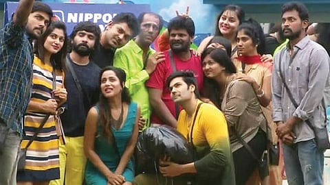 ஓவியா, ஜூலி, காயத்ரி - தமிழகத்தைத் துரத்தும் பிக்பாஸ்!