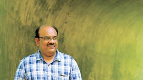 ஆள் இல்லாத வீட்டில் நீ என்ன செய்ற?