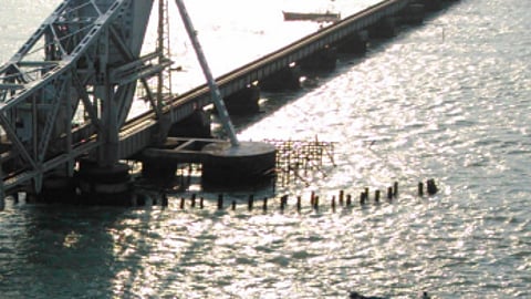 தனுஷ்கோடி : சுருட்டுக்காரன் வகையறாவும் நீலநிற குதிரைகளும்...