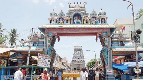 நாற்காலிகள் காலியாக இருக்கிறது!