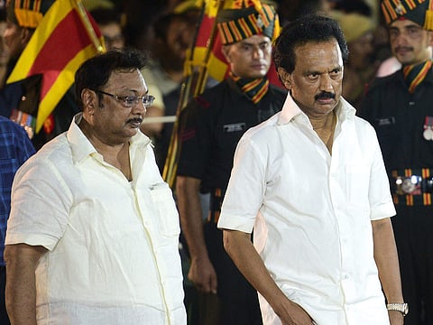 மு. கருணாநிதி இறுதி மரியாதையின்போது மு.க. ஸ்டாலின் - மு. க. அழகிரி