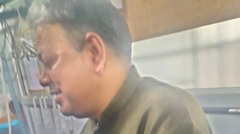 பத்ரி சேஷாத்ரி விசாரணைக்காக அழைத்து செல்லப்பட்ட போது.