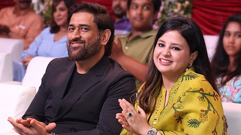 தோனி மற்றும் அவரது மனைவி சாக்ஷி