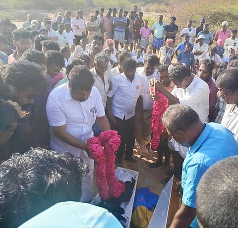 நவ்வலடியில் சிறுவர்கள் அடக்கம்