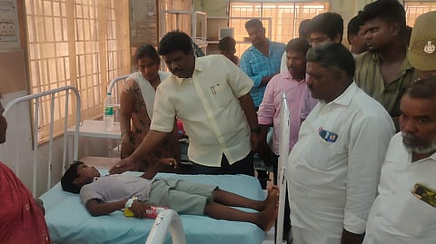 குல்பி ஐஸ் சாப்பிட்டு மருத்துவமனையில் சிகிச்சைப் பெற்று வருபவர்களை
நலம் விசாரிக்கும் ரவிக்குமார் எம்.பி