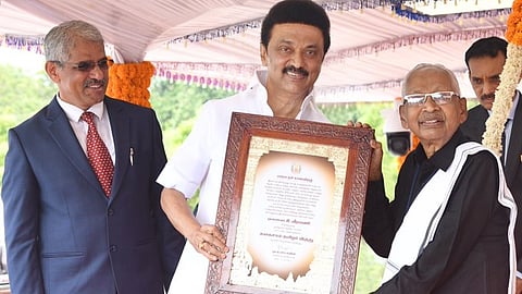 முதலமைச்சரிடம் தகைசால் தமிழர் தமிழர் விருது பெறும் கி.வீரமணி