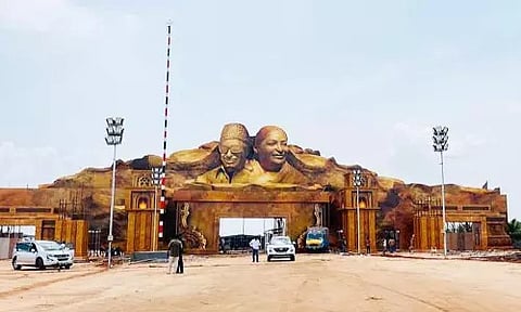 மதுரை அதிமுக மாநாட்டின்  முகப்பு பகுதி