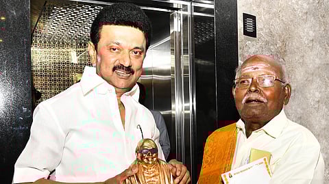 மதுரை ராஜேந்திரனுக்கு முதலமைச்சர் ஸ்டாலின் நினைவுப் பரிசு