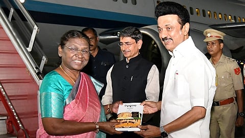 குடியரசுத் தலைவருக்கு முதல்வர் அளித்த ஒடியா புத்தகம்!