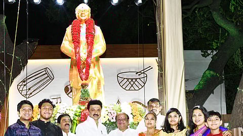 சிலை திறப்பில் முதல்வருடன் டிஎம்எஸ் குடும்பத்தினர்