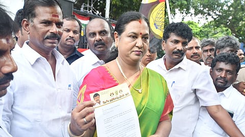 ஆளுநர் மாளிகை முன் பிரேமலதா விஜயகாந்த்