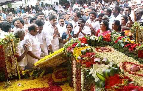 இம்மானுவேல் சேகரன் நினைவிடத்தில் உதயநிதி, அமைச்சர்கள் மரியாதை