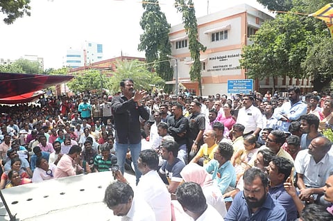 அமைச்சரின் பதிலில் அதிருப்தி- போராட்டத்தைத் தொடர்ந்த ஆசிரியர்கள் கைது!